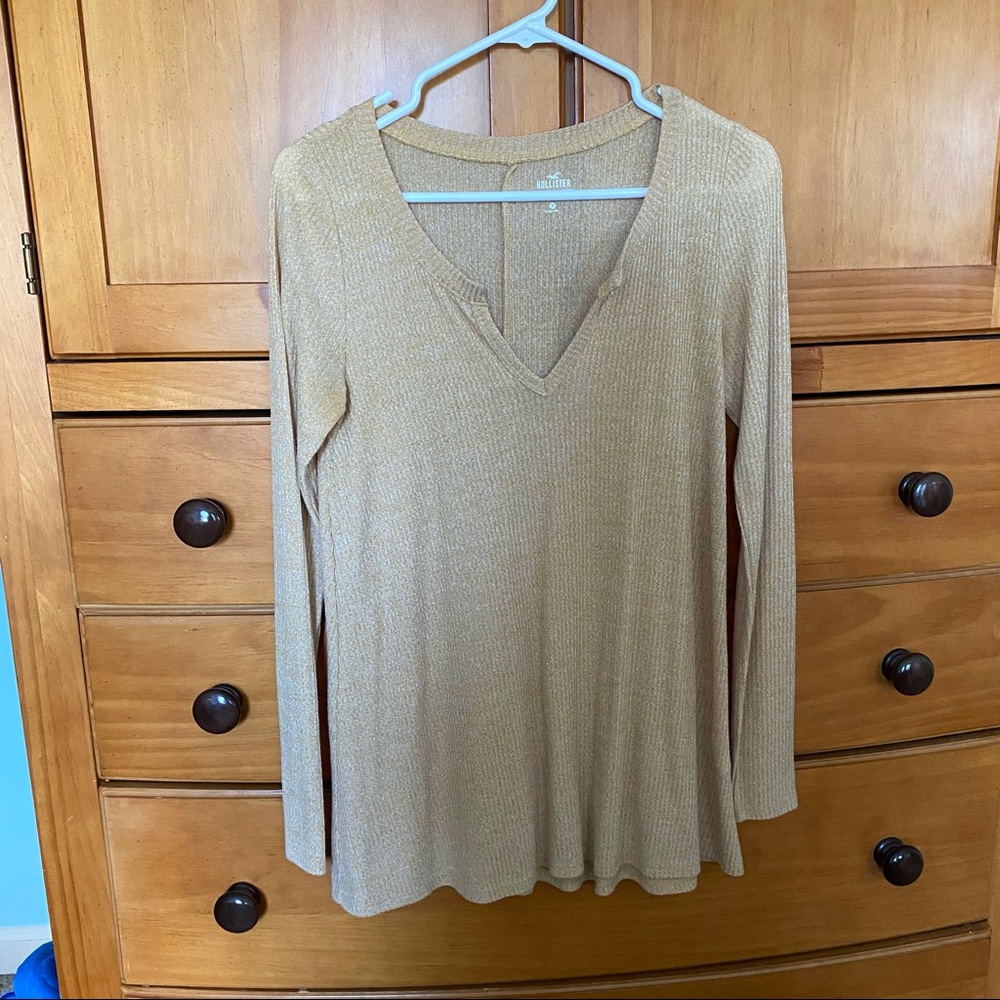 yellow and white ribbed hollister thermal